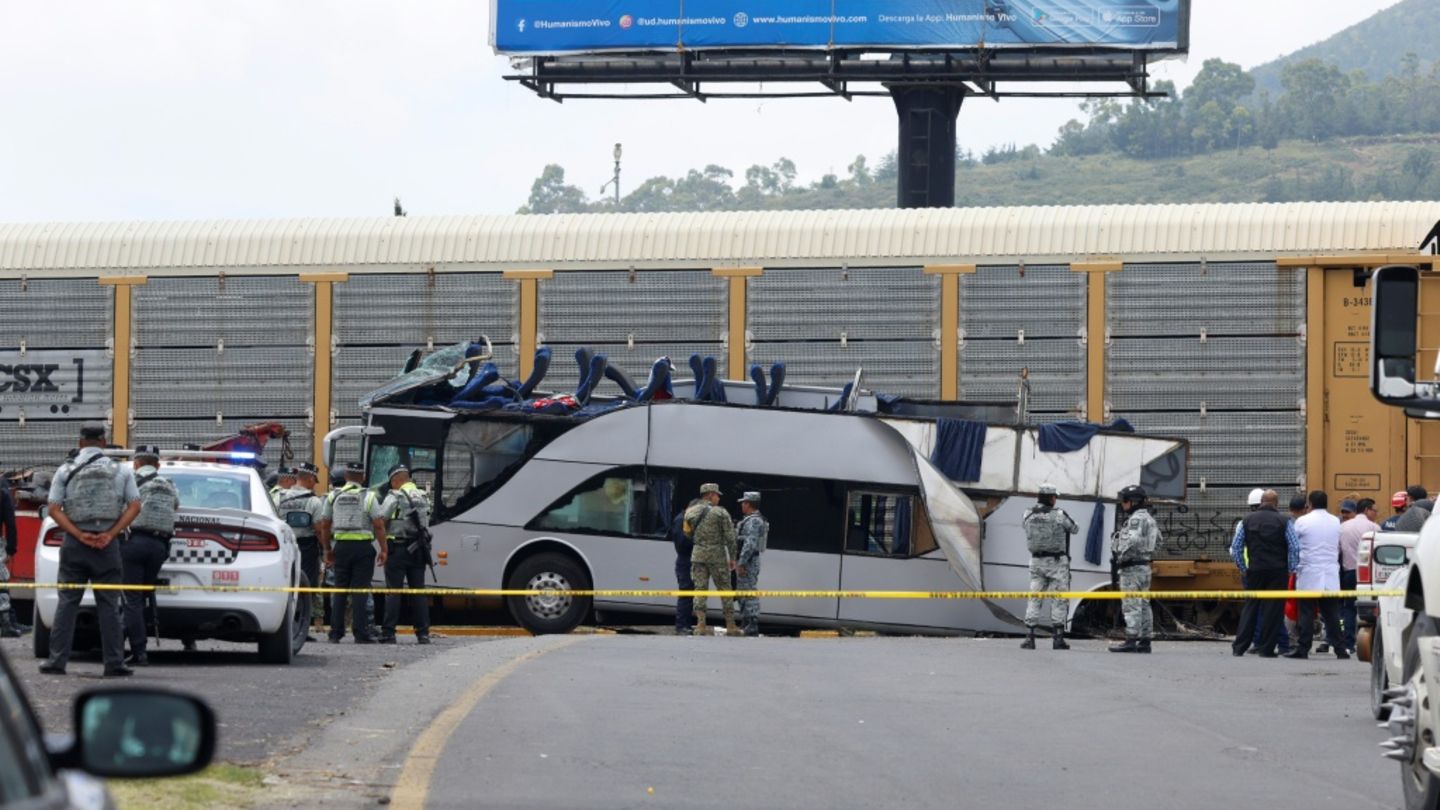 Zug rast in Bus: Unglücksstelle in Mexiko