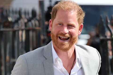 Prinz Harry gutgelaunt bei seiner Ankunft in Nottingham.