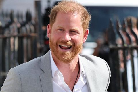 Prinz Harry gutgelaunt bei seiner Ankunft in Nottingham