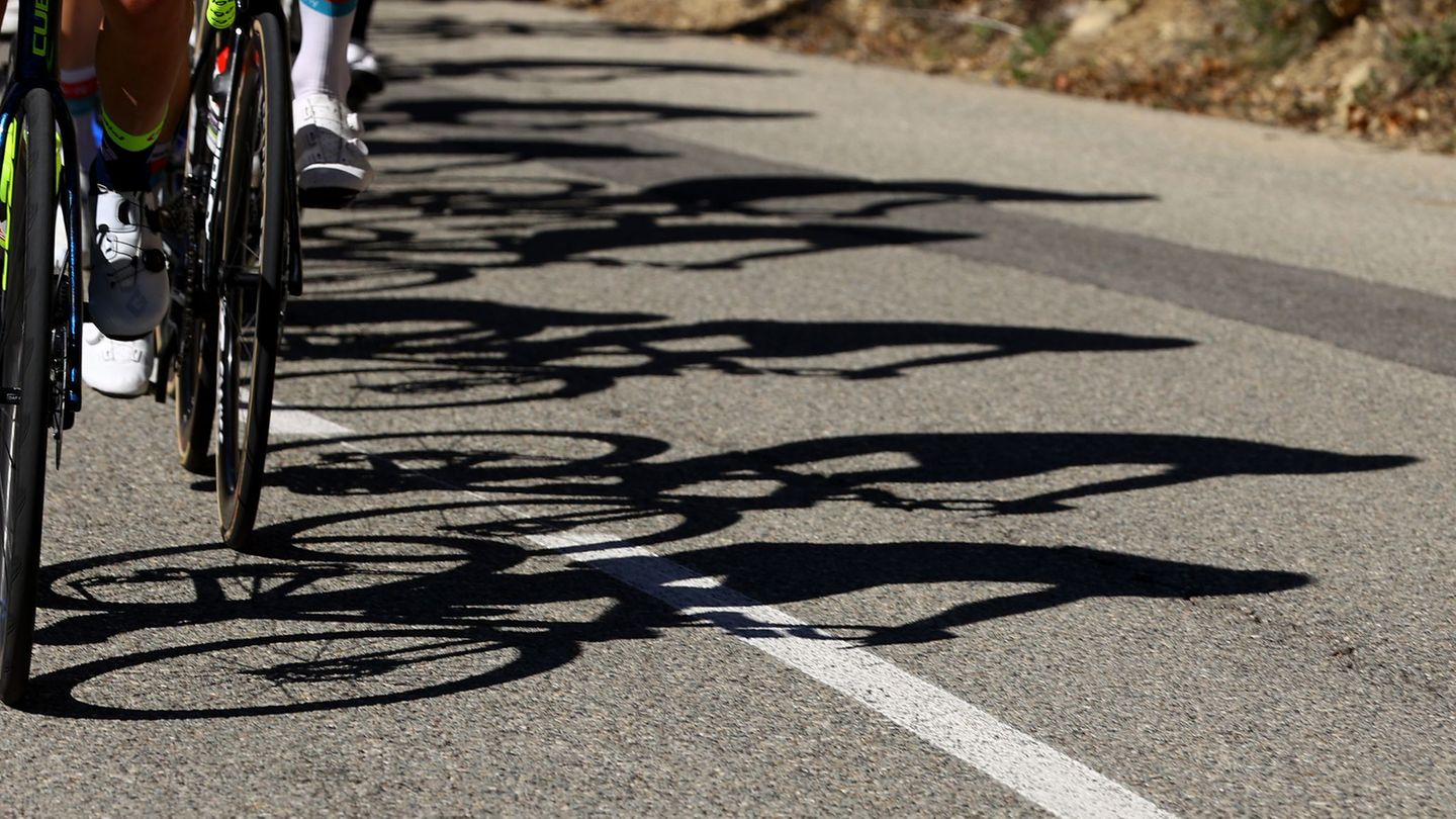 Vor einem Radrennen muss die Strecke erst noch von Schrauben befreit werden. (Symbolbild) Foto: David Pintens/Belga/dpa
