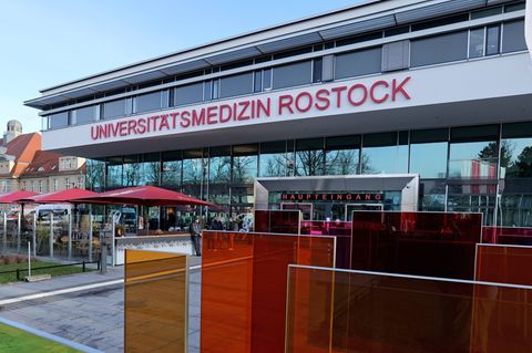 Bei einem Brand auf einer Station der Psychiatrie der Universitätsmedizin Rostock ist ein Patient gestorben. (Archivbild) Foto: