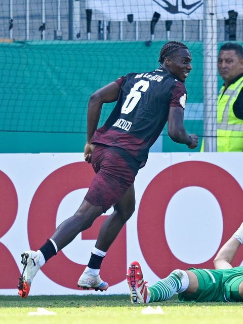 Ezechiel Banzuzi steigt erst später ins Training von RB Leipzig ein. Foto: Uwe Anspach/dpa