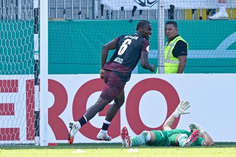 Ezechiel Banzuzi steigt erst später ins Training von RB Leipzig ein. Foto: Uwe Anspach/dpa