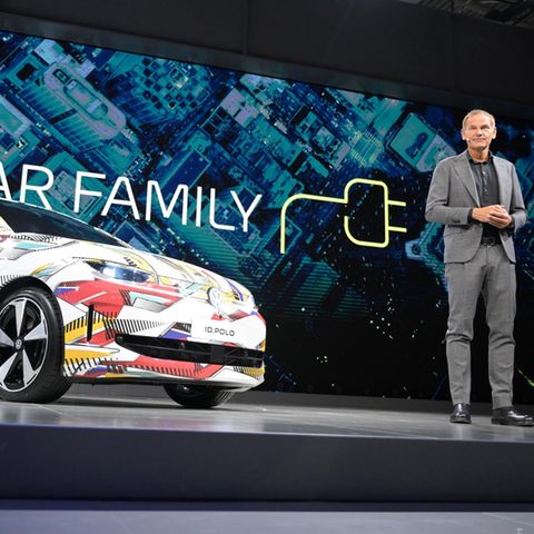 VW-Chef Oliver Blume präsentiert auf der IAA das neue Auto ID.Polo