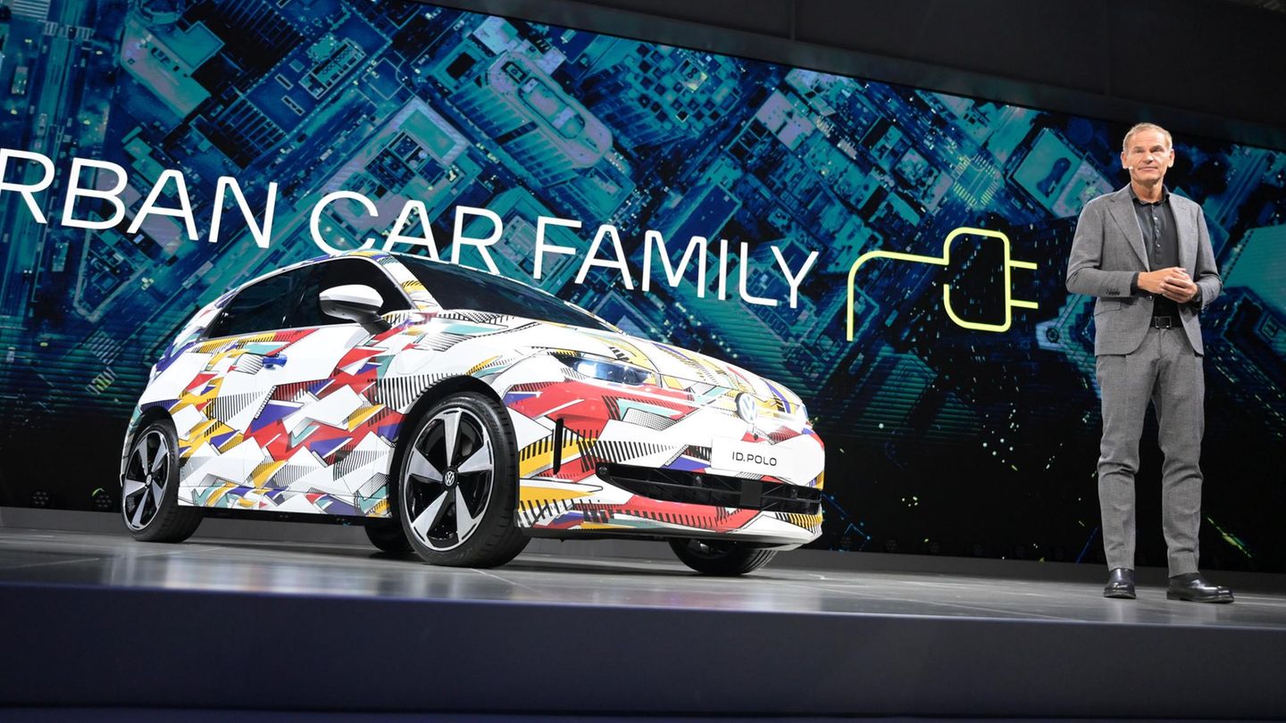 VW-Chef Oliver Blume präsentiert auf der IAA das neue Auto ID.Polo