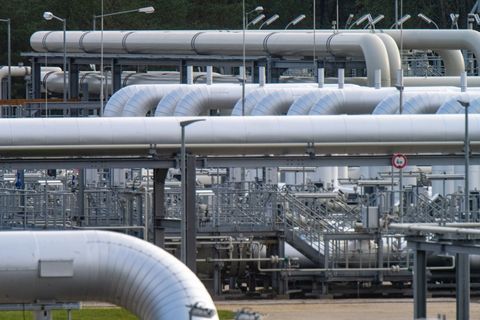 Rohrsysteme und Absperrvorrichtungen in der Gasempfangsstation der ehemaligen Ostseepipeline Nord Stream 2. Foto: Stefan Sauer/d