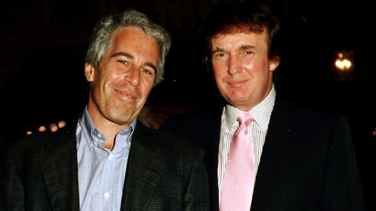 Jeffrey Epstein und Donald Trump 1997, Mar-a-Lago estate, Palm Beach, Florida Jeffrey Epstein und Donald Trump 1997, Mar-a-Lago estate, Palm Beach, Florida