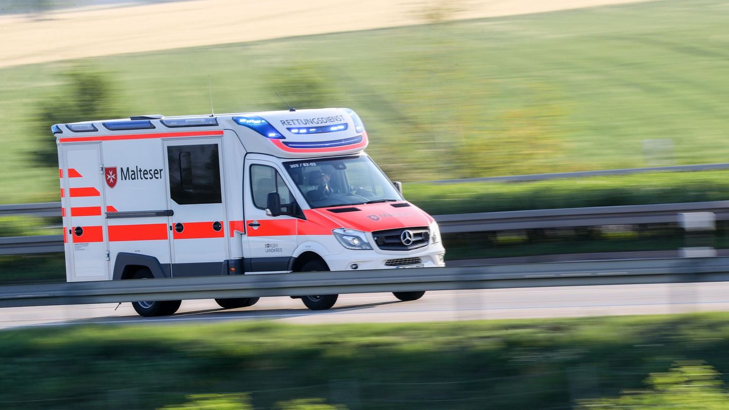 Sanitäter brachten den schwer verletzten Mann in eine Klinik. (Symbolbild) Foto: Jan Woitas/dpa-Zentralbild/dpa