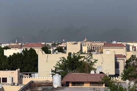 Rauch steigt über Katars Hauptstadt Doha auf