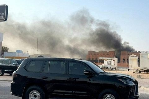 Rauch steigt über Katars Hauptstadt Doha auf. Der israelische Angriff soll ein Wohngebäude getroffen haben, in dem Hamas-Anführer leben