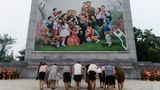 Pjöngjang, Nordkorea. Menschen verneigen sich beim Besuch eines Mosaiks der verstorbenen nordkoreanischen Führer Kim Il Sung und Kim Jong Il. Das Land, das für Unterdrückung und Hunger steht, feiert den 77. Jahrestag seiner Gründung. Ob das wirklich ein Grund zur Freude ist?