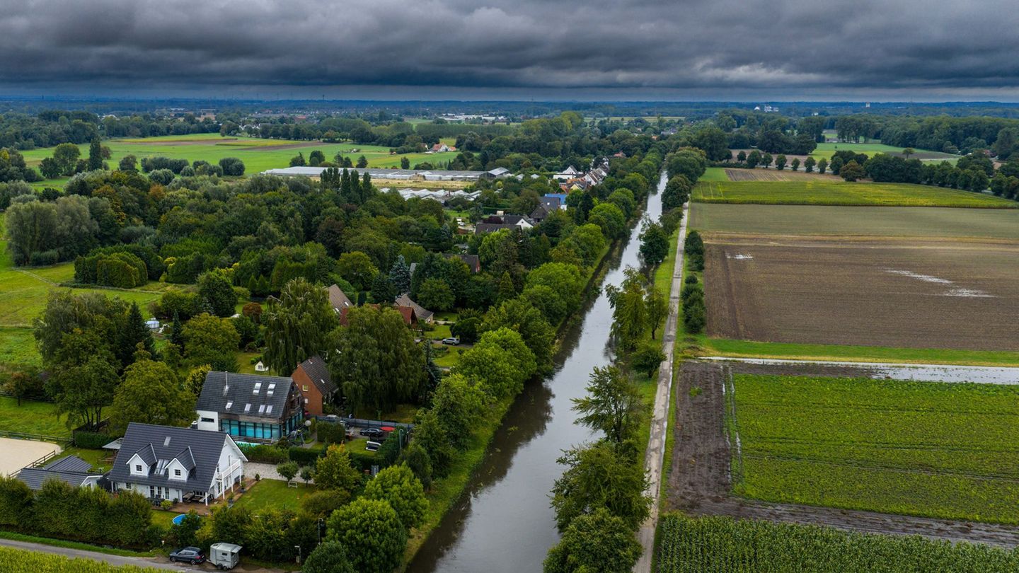 Bewohner von Häusern direkt am Fluss Niers werden in Sicherheit gebracht. Foto: Christoph Reichwein/dpa