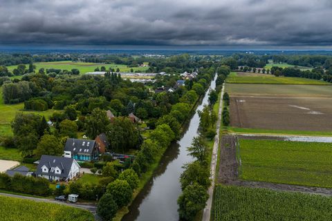 Bewohner von Häusern direkt am Fluss Niers werden in Sicherheit gebracht. Foto: Christoph Reichwein/dpa