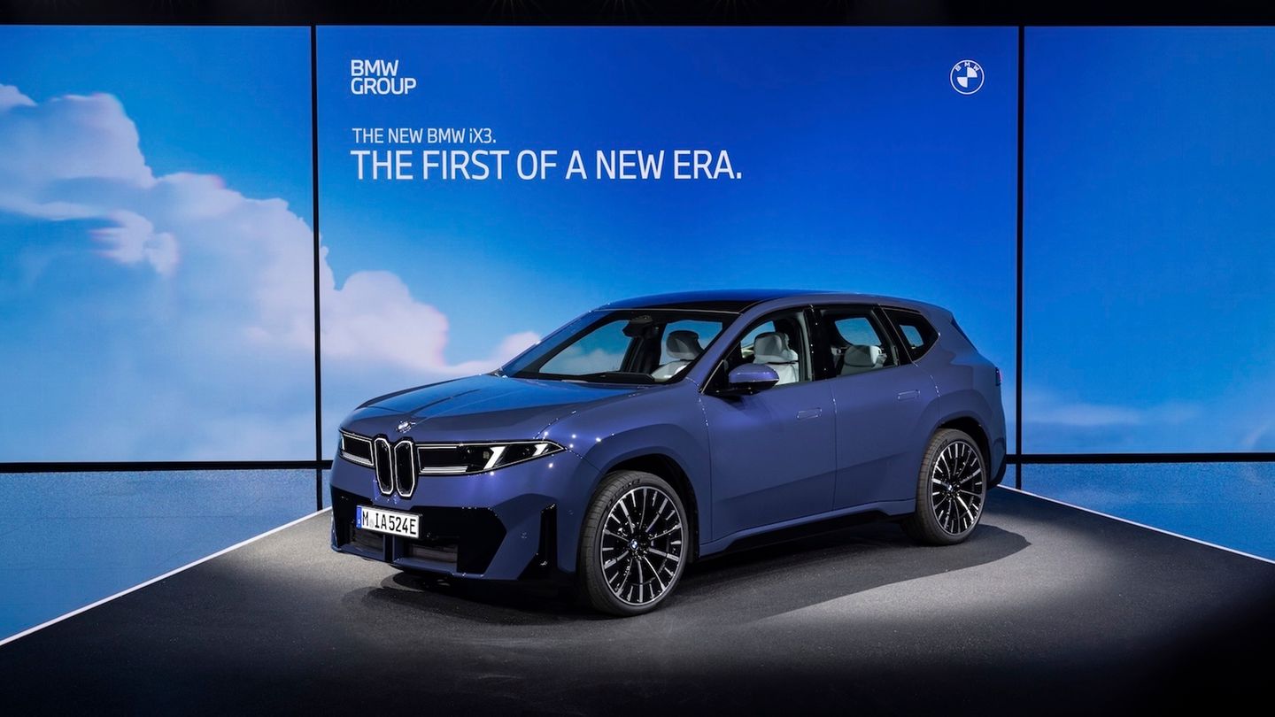 BMW hat mit dem neuen iX3 allen anderen die Schau gestohlen. Das erste Modell der sogenannten neuen Klasse ist ein knapp 4,78 Meter langer SUV mit 470 PS starkem Elektroantrieb, klassischem Design und einem polarisierenden Armaturenbrett, das sich unterhalb der Windschutzscheibe aufspannt. Dank 109 kWh großem Akkupaket muss erst nach 800 Kilometern wieder nachgeladen werden – mit bis zu 400 kW. Nachteil: es geht erst bei 70.000 Euro los