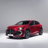 Nach dem BMW iX3 ist der Renault Clio das zweitwichtigste Fahrzeug auf der IAA und eines der wenigen wirklichen Modelle ohne Elektroantrieb. Doch abgesehen von den allzu auffälligen LED-Tagfahrleuchten ist der kleine Franzose ein ganz großer Wurf – nicht allein wegen seines 160 PS starken Hybridantriebs. Innen betont modern und mit einem 390 Liter großen Laderaum wird er allen anderen Kleinwagen das Leben schwer machen und bereits der aktuelle Renault Clio ist das meistverkaufte Auto Europas