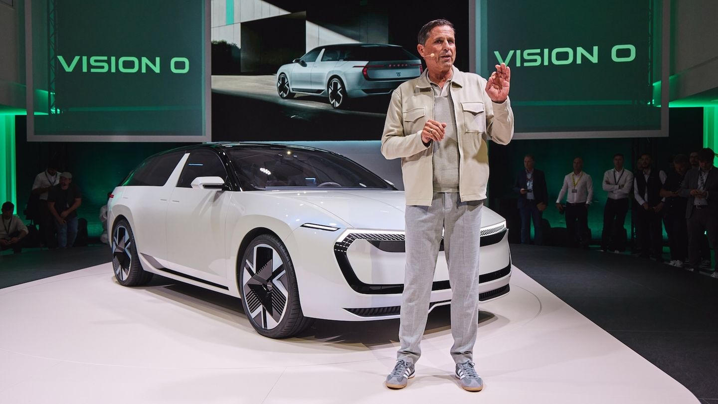 Skoda Vision O Skoda bleibt seiner Linie treu und setzt auch weiterhin auf ebenso praktische wie familiäre Fahrzeuge. Bedient die Konzeptstudie des Skoda Epiq das Segment der kleinen Crossover, geht der 4,85 Meter lange Vision O mindestens zwei Stufen weiter. So kann sich geneigte Skoda-Fan sich einen kommenden Octavia oder Superb als Kombi vorstellen. Ein Serienmodell nach Vorgabe des Vision O könnte in der Zukunft zum Beispiel auch beide Fahrzeuge in einem Modell abbilden. Marktstart kaum vor 2028 und nicht unbedingt nur als Elektromodell, sondern wohl auch als Hybride