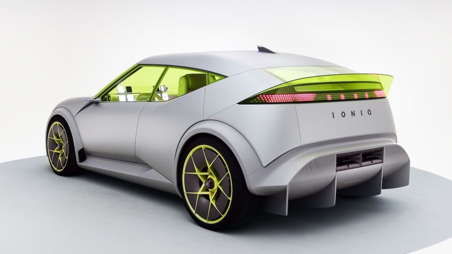 Auch wenn sich Hyundai verschiedene Antriebsarten für seine Fahrzeuge offenlässt, auch die Südkoreaner stellen zunehmend auf Elektromodelle um. Bestes Beispiel ist die kunterbunte IAA-Studie des 4,28 Meter langen Concept Three mit dem Hyundai spielerisch zeigt, wie man sich ein kompaktes Modell der Kompaktklasse vorstellt. Überall im und am Fahrzeug ist die Symbolfigur Mr. Pix als kleines Stylingsignet untergebracht. Anleihen an den Veloster – nicht ganz zufällig