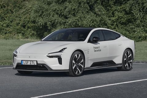 Genau das verspricht der Polestar 5. Mit der schwungvoll gezeichneten Limousine bricht bei dem schwedisch-chinesischen Autobauer eine neue Ära an. Raus aus dem Volvo-Schatten, hin zu mehr Eigenständigkeit und Augenhöhe. Sowohl im Design als auch bei der Technik. Beim Blechkleid besinnen sich die Polestar-Formgeber auf eine Studie, die eigentlich auf dem Genfer Autosalon 2020 für Aufsehen sorgen sollte: der Polestar Precept