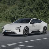 Genau das verspricht der Polestar 5. Mit der schwungvoll gezeichneten Limousine bricht bei dem schwedisch-chinesischen Autobauer eine neue Ära an. Raus aus dem Volvo-Schatten, hin zu mehr Eigenständigkeit und Augenhöhe. Sowohl im Design als auch bei der Technik. Beim Blechkleid besinnen sich die Polestar-Formgeber auf eine Studie, die eigentlich auf dem Genfer Autosalon 2020 für Aufsehen sorgen sollte: der Polestar Precept