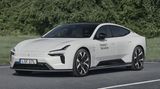 Genau das verspricht der Polestar 5. Mit der schwungvoll gezeichneten Limousine bricht bei dem schwedisch-chinesischen Autobauer eine neue Ära an. Raus aus dem Volvo-Schatten, hin zu mehr Eigenständigkeit und Augenhöhe. Sowohl im Design als auch bei der Technik. Beim Blechkleid besinnen sich die Polestar-Formgeber auf eine Studie, die eigentlich auf dem Genfer Autosalon 2020 für Aufsehen sorgen sollte: der Polestar Precept