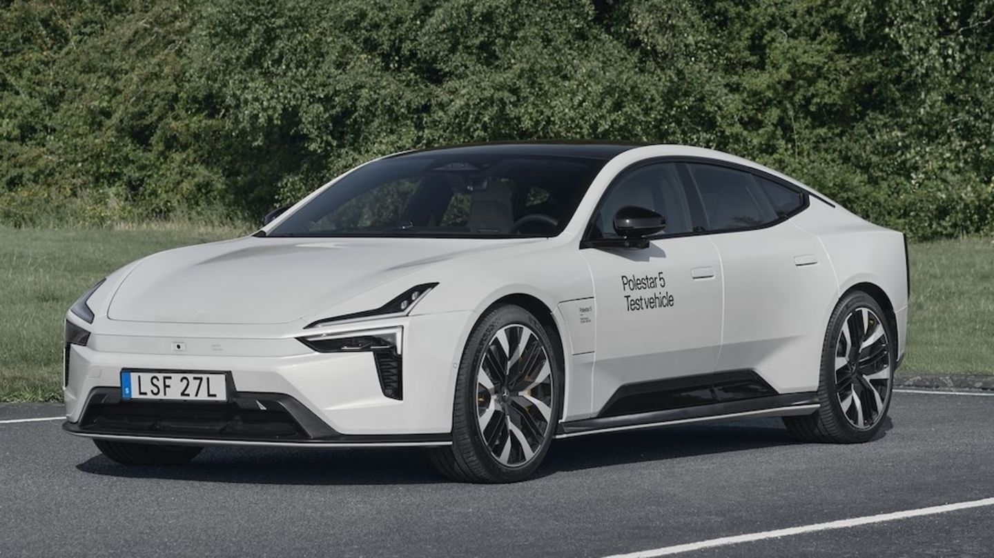Genau das verspricht der Polestar 5. Mit der schwungvoll gezeichneten Limousine bricht bei dem schwedisch-chinesischen Autobauer eine neue Ära an. Raus aus dem Volvo-Schatten, hin zu mehr Eigenständigkeit und Augenhöhe. Sowohl im Design als auch bei der Technik. Beim Blechkleid besinnen sich die Polestar-Formgeber auf eine Studie, die eigentlich auf dem Genfer Autosalon 2020 für Aufsehen sorgen sollte: der Polestar Precept