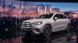 Im Unterschied zum bekannten und allemal erfolgreichen GLC-Verbrenner, seit Jahren das erfolgreichste Sternen-Modell, ist der Mercedes GLC 400 4matic EQ rund zehn Zentimeter länger und das tut ihm gut. Noch besser: der steil stehende Kühlergrill verabschiedet sich vom rund gelutschten Design der bisherigen Elektromodelle. Diese Front macht endlich wieder einmal etwas her. Das weich auslaufende Heck erinnert dagegen nicht allein durch seine Leuchten im Sternen-Look an den ein oder anderen Konkurrenten aus Asien. Innen edel und fast 480 PS stark. Preise ab 70.000 Euro