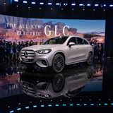 Im Unterschied zum bekannten und allemal erfolgreichen GLC-Verbrenner, seit Jahren das erfolgreichste Sternen-Modell, ist der Mercedes GLC 400 4matic EQ rund zehn Zentimeter länger und das tut ihm gut. Noch besser: der steil stehende Kühlergrill verabschiedet sich vom rund gelutschten Design der bisherigen Elektromodelle. Diese Front macht endlich wieder einmal etwas her. Das weich auslaufende Heck erinnert dagegen nicht allein durch seine Leuchten im Sternen-Look an den ein oder anderen Konkurrenten aus Asien. Innen edel und fast 480 PS stark. Preise ab 70.000 Euro