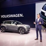 So ganz konnte sich Volkswagen von der ID-Nomenklatur dann doch nicht verabschieden. Zwar wurde aus dem ID2 nunmehr der ID Polo und der SUV-Ableger wird die Bezeichnung ID Cross bekommen, doch vielleicht wäre der volle Schritt zurück zu normalen Namen die bessere, weil einfachere Variante gewesen. So wird im Vorfeld der IAA der 4,16 Meter lange VW ID Cross Concept enthüllt – wieder kein Serienmodell, aber immerhin etwas näher an der Serie. Bis zum Marktstart dauert es noch rund ein Jahr und da wollten die Wolfsburger dann doch noch nicht das elektrische Serienmodell zeigen. Innen aufgeräumt und edel – Preis: unter 30.000 Euro für 155 kW / 211 PS und 420 km Reichweite