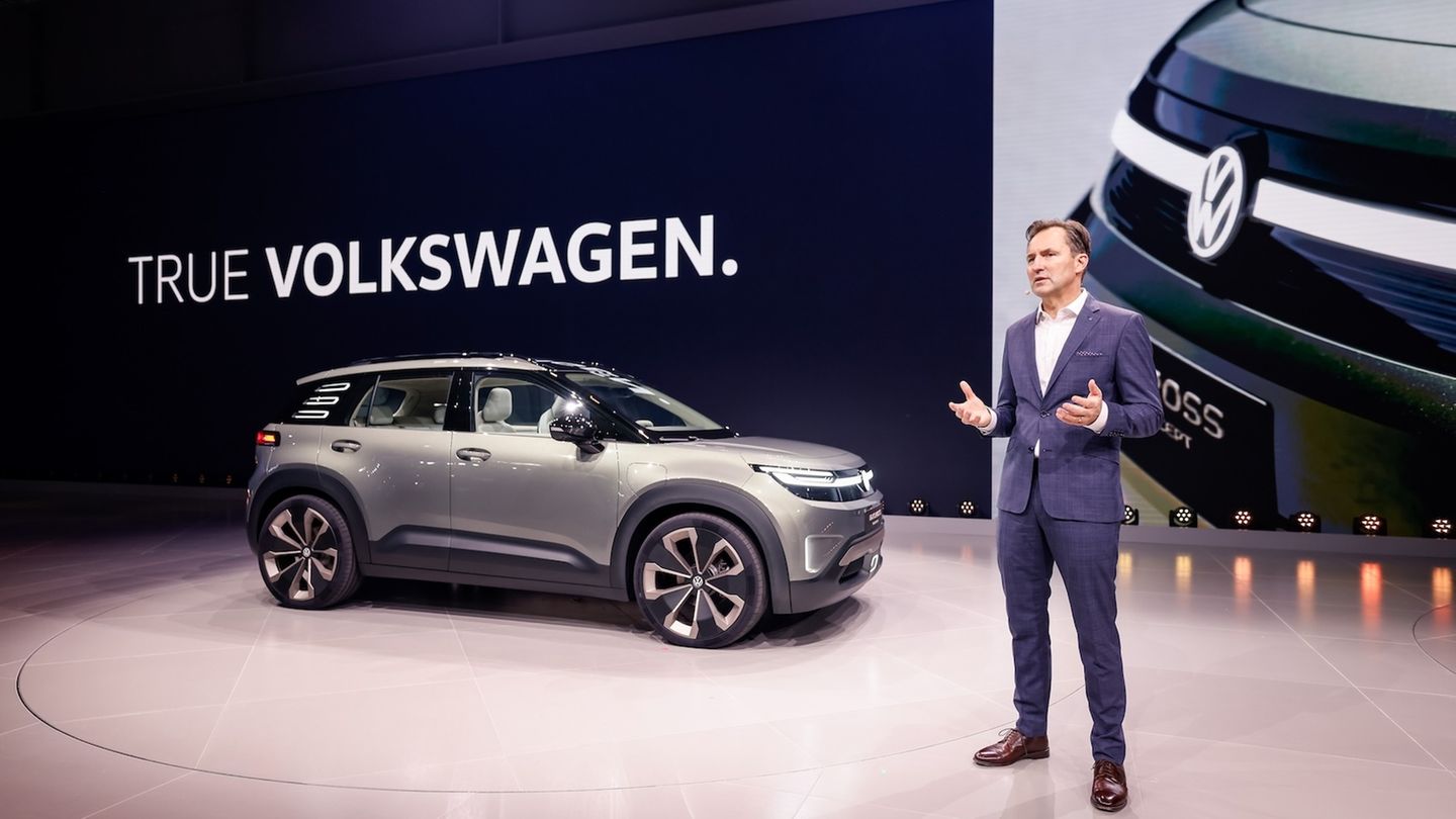 VW ID Cross So ganz konnte sich Volkswagen von der ID-Nomenklatur dann doch nicht verabschieden. Zwar wurde aus dem ID2 nunmehr der ID Polo und der SUV-Ableger wird die Bezeichnung ID Cross bekommen, doch vielleicht wäre der volle Schritt zurück zu normalen Namen die bessere, weil einfachere Variante gewesen. So wird im Vorfeld der IAA der 4,16 Meter lange VW ID Cross Concept enthüllt – wieder kein Serienmodell, aber immerhin etwas näher an der Serie. Bis zum Marktstart dauert es noch rund ein Jahr und da wollten die Wolfsburger dann doch noch nicht das elektrische Serienmodell zeigen. Innen aufgeräumt und edel – Preis: unter 30.000 Euro für 155 kW / 211 PS und 420 km Reichweite
