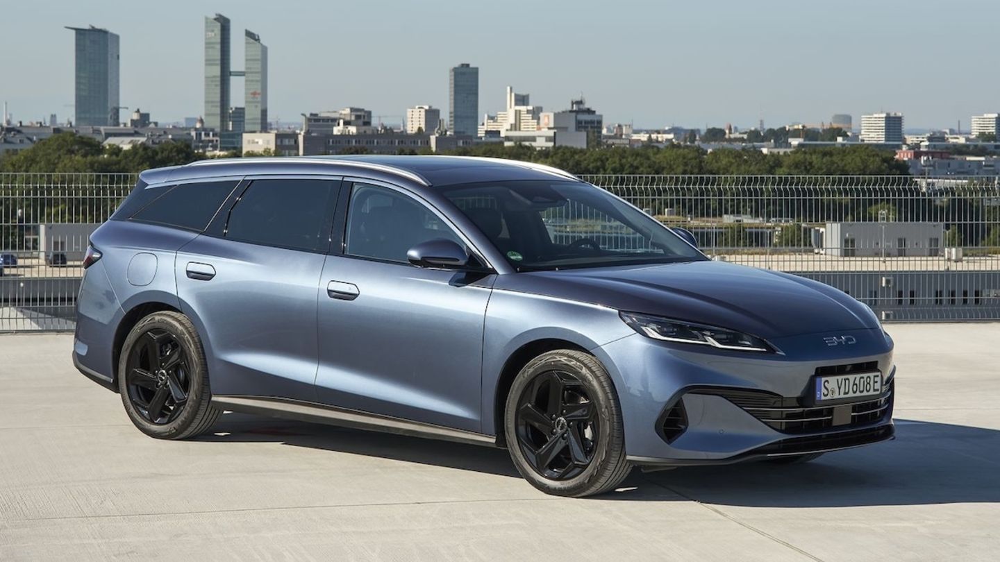 BYD Seal 6 DM-i Touring Ein neuer Plug-in-Kombi aus China. Die Daten lesen sich vielversprechend: 156 kW / 212 PS Leistung, ein Akku mit einer Kapazität von 19 Kilowattstunden, der eine rein elektrische Reichweite von 100 Kilometern ermöglicht, sowie einen Durchschnittsverbrauch von 1,7 Litern pro 100 Kilometer. Dank des 65-Liter-Benzintanks kommt der Teilzeitstromer bis zu 1.350 Kilometer weit. Das ist Musik in den Ohren eines jeden Langstreckenfahrers. Allerdings hat der Marathon-PHEV mit mindestens 49.990 Euro auch seinen Preis