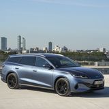 Ein neuer Plug-in-Kombi aus China. Die Daten lesen sich vielversprechend: 156 kW / 212 PS Leistung, ein Akku mit einer Kapazität von 19 Kilowattstunden, der eine rein elektrische Reichweite von 100 Kilometern ermöglicht, sowie einen Durchschnittsverbrauch von 1,7 Litern pro 100 Kilometer. Dank des 65-Liter-Benzintanks kommt der Teilzeitstromer bis zu 1.350 Kilometer weit. Das ist Musik in den Ohren eines jeden Langstreckenfahrers. Allerdings hat der Marathon-PHEV mit mindestens 49.990 Euro auch seinen Preis