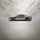 Audi zeigt mit dem Concept C auf der IAA die Studie eines zweisitzigen Elektrosportlers, der sein Klappdach gekonnt öffnen kann und auf Knopfdruck so vom Coupé zum Targa mutiert. Ein zukünftiges Modell, dass in Personalunion Audi TT und R8 nach deren Produktionseinstellungen ersetzen soll. Technisch dürfte die Neuauflage des Audi TT eng mit dem Porsche 718 verwandt sein, den die Stuttgarter vor einigen Monaten erst einmal deutlich nach hinten verschoben haben. Vor Mitte / Ende 2027 dürfte das neue Zwillingspärchen aus Cayman und Boxster kaum bei den Porsche-Händlern stehen