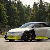 Leider wird ein Corsa mit 800 Elektro-PS in der kommenden Generation keine Realität. Doch auch Designer wollen einmal träumen und es krachen lassen. All das bietet der Opel Corsa GSE Vision Gran Turismo, der eher auf den Großbildschirm gehört als auf die Straße. Bestenfalls gibt die IAA-Studie einige Hinweise auf die kommende Generation des Corsa, der spätestens 2027 auf den Markt rollen dürfte. Er wird jedoch zum Ärger eingefleischter Opel-Fans kaum mit Rennreifen, gigantischem Spoiler-Ornat, Überrollkäfig und Rundstreckengenen daherkommen