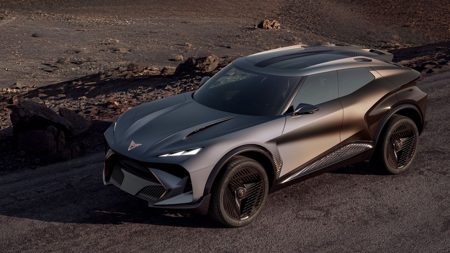 Die IAA-Studie ist ein 4,72 Meter langer Mittelklasse-Crossover, der allzu prächtig ins Cupra-Portfolio passen würde. Mächtige 23-Zöller, eine martialische Front mit Display-Einsatz und stechenden LED-Augen – der Tindaya kann einem fast Angst machen. Ausgestellte Radhäuser, beleuchtete Logos und eine Dachkonstruktion, die an ein Exoskelett erinnert – das schafft Eindruck. Innen gibt es vier Einzelsitze, ein stattliches 24-Zoll-Displays nebst Lenkrad im Gaming-Stil und eine Mittelkonsole, die an die 2023er-Studie des Lamborghini Lanzador erinnert