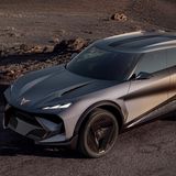 Die IAA-Studie ist ein 4,72 Meter langer Mittelklasse-Crossover, der allzu prächtig ins Cupra-Portfolio passen würde. Mächtige 23-Zöller, eine martialische Front mit Display-Einsatz und stechenden LED-Augen – der Tindaya kann einem fast Angst machen. Ausgestellte Radhäuser, beleuchtete Logos und eine Dachkonstruktion, die an ein Exoskelett erinnert – das schafft Eindruck. Innen gibt es vier Einzelsitze, ein stattliches 24-Zoll-Displays nebst Lenkrad im Gaming-Stil und eine Mittelkonsole, die an die 2023er-Studie des Lamborghini Lanzador erinnert