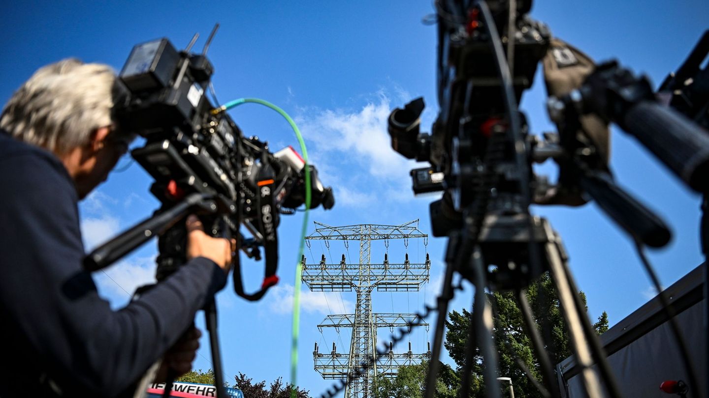 Grund für den stundenlangen Stromausfall ist ein Brandanschlag auf Strommasten und Kabel. Foto: Jens Kalaene/dpa