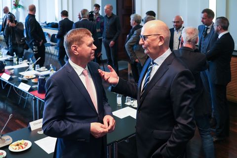 Brandenburgs Ministerpräsident Dietmar Woidke (rechts, SPD) und die Vertreter der Kommunalverbände stellen die Einigung zum mill