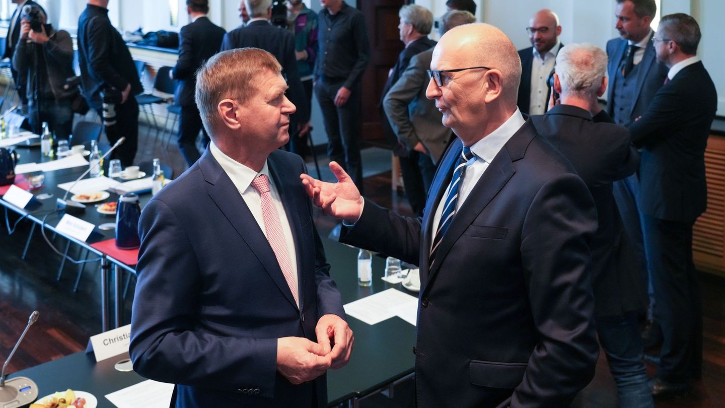 Brandenburgs Ministerpräsident Dietmar Woidke (rechts, SPD) und die Vertreter der Kommunalverbände stellen die Einigung zum mill