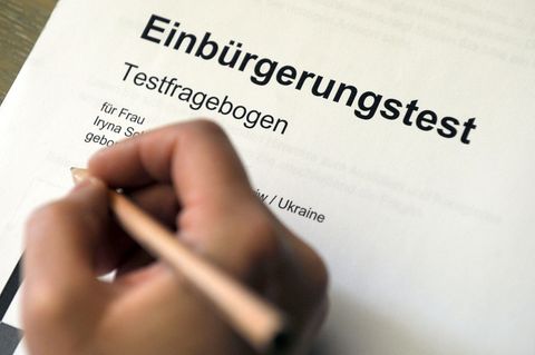 Erfolgreich absolvierte Sprachtests werden nicht nur für die Einbürgerung verlangt, sondern in vielen Fällen auch für den Famili