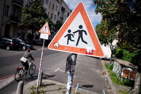 Ein Schild weist Verkehrsteilnehmer auf Kinder hin. (Symbolbild) Foto: Fabian Sommer/dpa