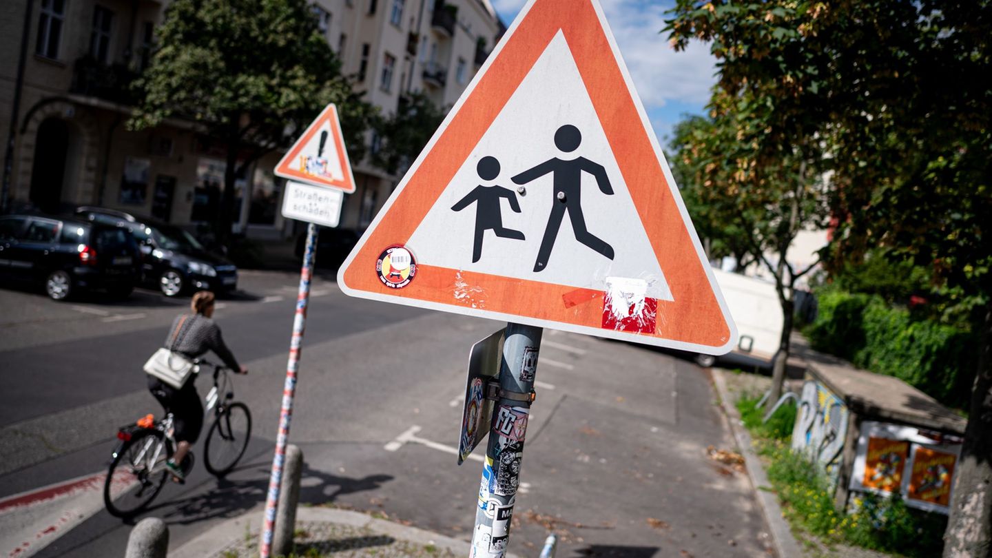 Ein Schild weist Verkehrsteilnehmer auf Kinder hin. (Symbolbild) Foto: Fabian Sommer/dpa