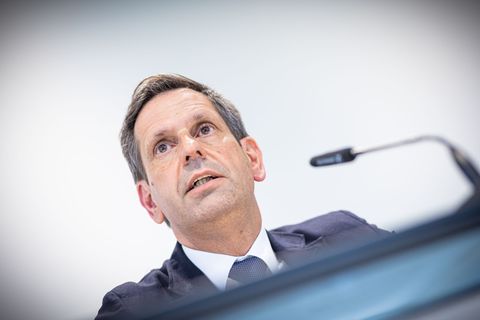Ministerpräsident Lies setzt auf Zusammenarbeit von Staat, Gesellschaft und Wirtschaft. (Archivbild) Foto: Moritz Frankenberg/dp