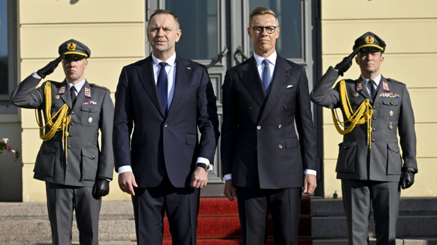 Karol Nawrocki und Alexander Stubb (r.)