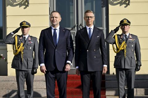 Karol Nawrocki und Alexander Stubb (r.)