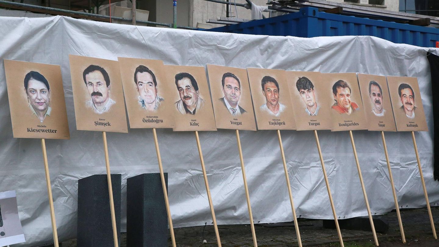 Rechter Terror: Insgesamt ermordete der NSU mindestens zehn Menschen. Enver Şimşek war das erste Opfer Insgesamt ermordete der NSU mindestens zehn Menschen. Enver Şimşek war das erste Opfer