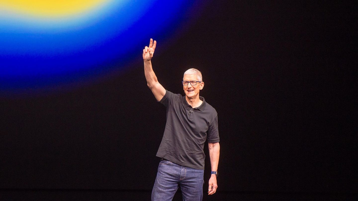 Apple-Chef Tim Cook auf der Bühne im Steve Jobs Theatre in Cupertino/Kalifornien