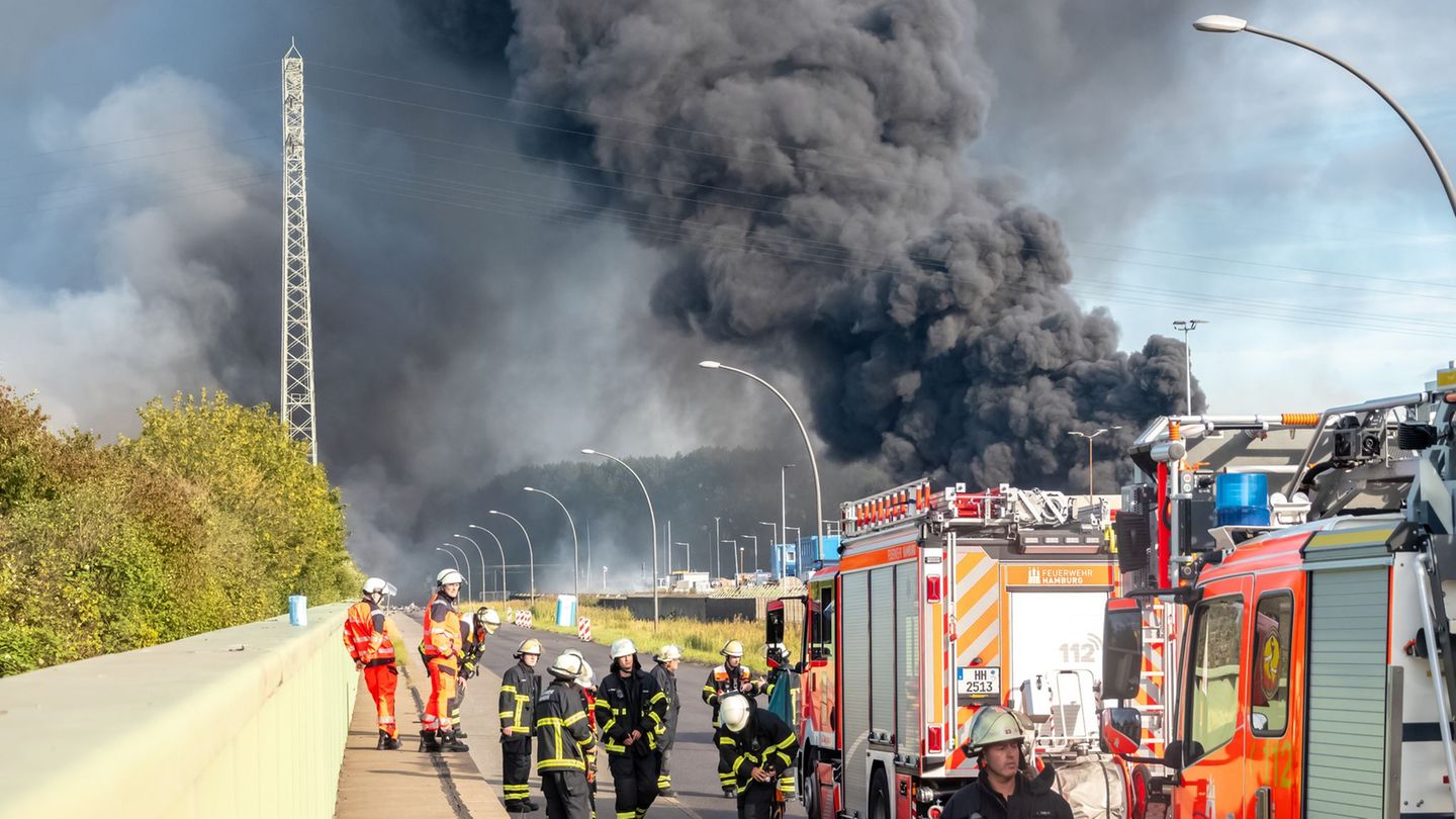 Mehr als 20 Stunden dauerten die Löscharbeiten des Brandes. (Archivbild) Foto: Bodo Marks/dpa
