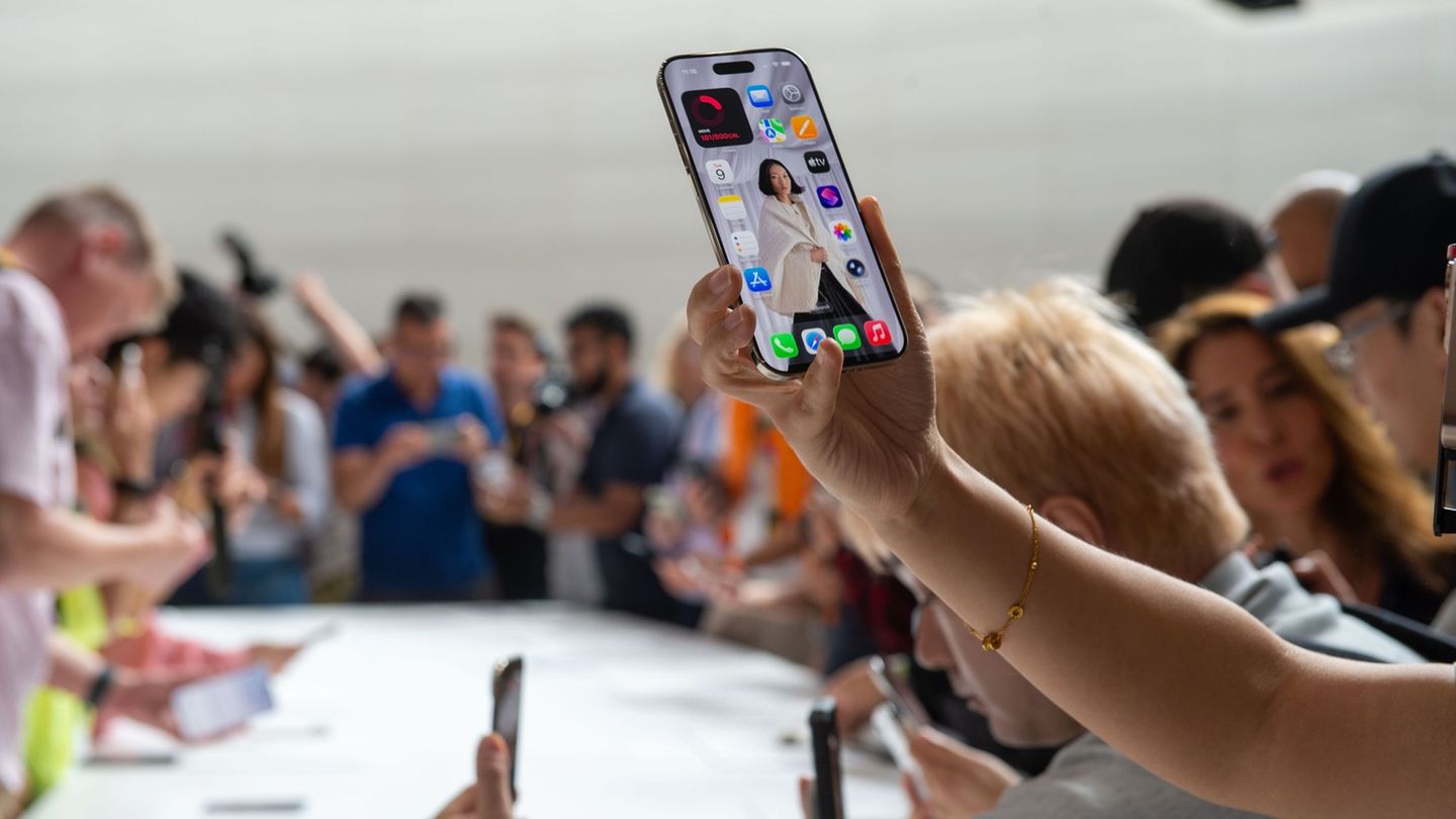 Das iPhone Air ist 5,6 Millimeter dick - und damit das bisher dünnste Apple-Handy. Foto: Andrej Sokolow/dpa