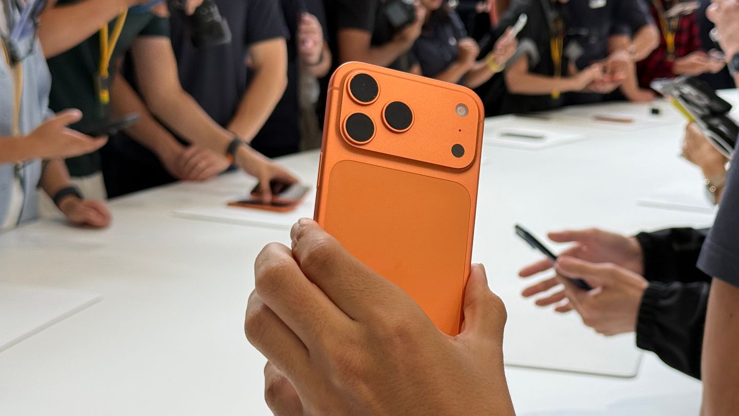 Auch das iPhone 17 Pro wurde im Innern umgebaut. Die Plateau genannte Fläche um die Kamera beherbergt den größten Teil der Technik, der untere Teil des Gehäuses dafür umso mehr Akku und eine neue Dampfkammer, die bei der Kühlung des Gerätes hilft