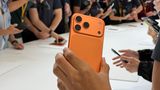Auch das iPhone 17 Pro wurde im Innern umgebaut. Die Plateau genannte Fläche um die Kamera beherbergt den größten Teil der Technik, der untere Teil des Gehäuses dafür umso mehr Akku und eine neue Dampfkammer, die bei der Kühlung des Gerätes hilft